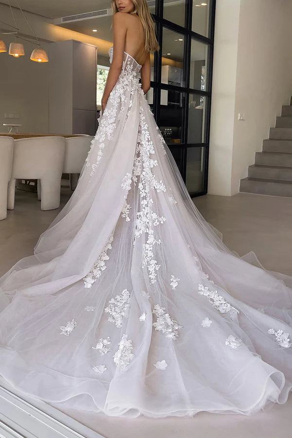 Abito da sposa bohémien con scollo a cuore e applicazioni in pizzo